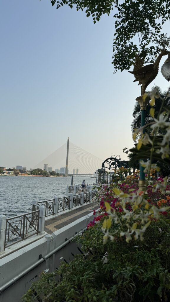 Blick von Terrasse New Siam Riverside auf Chao Praya