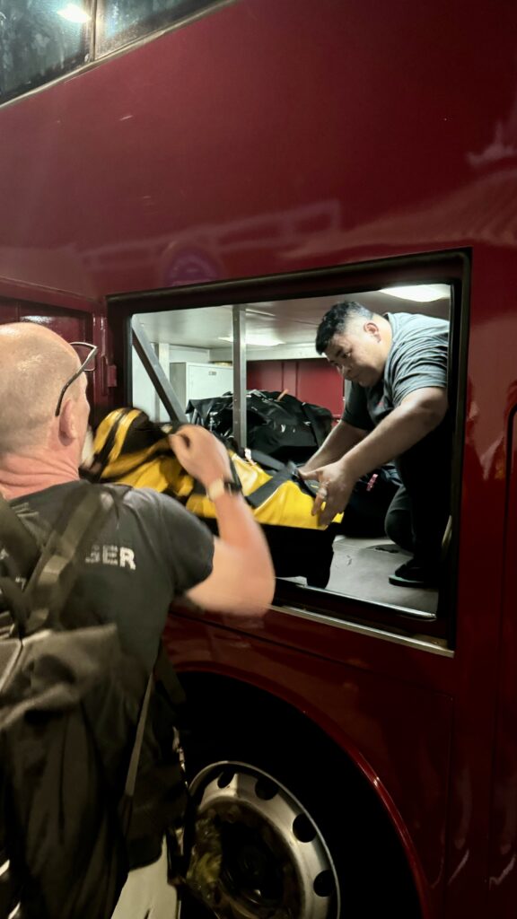 Arno lädt Gepäck in den Bus