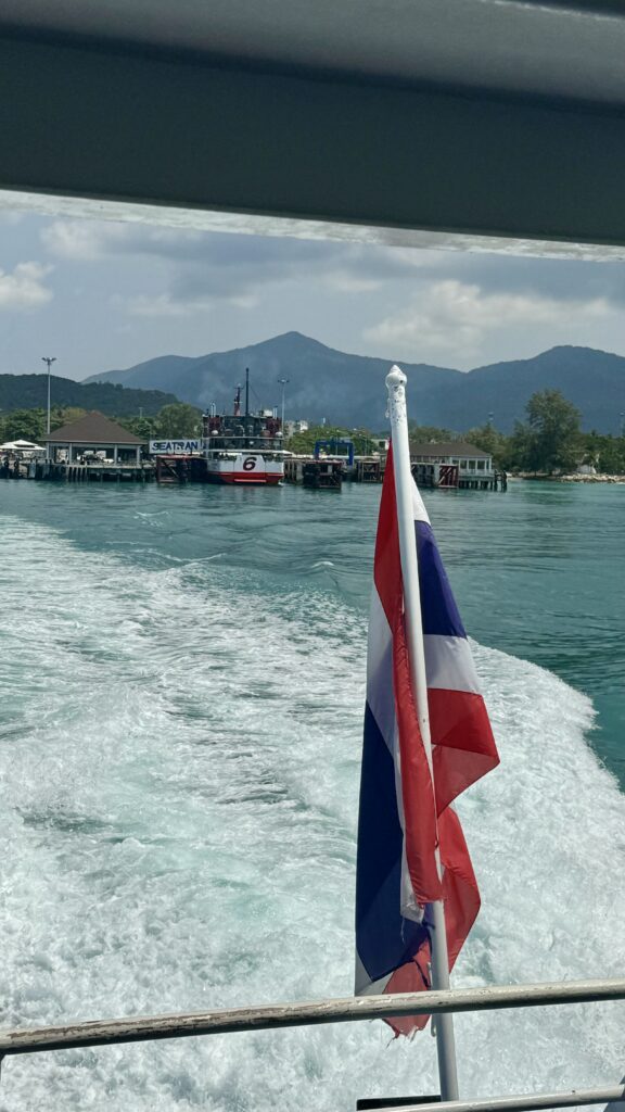 thailändische Flagge am Heck