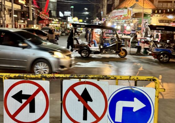 Verkehrszeichen bei Nacht Chiang Mai