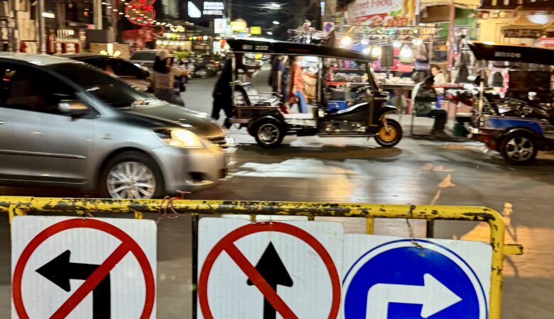 Verkehrszeichen bei Nacht Chiang Mai