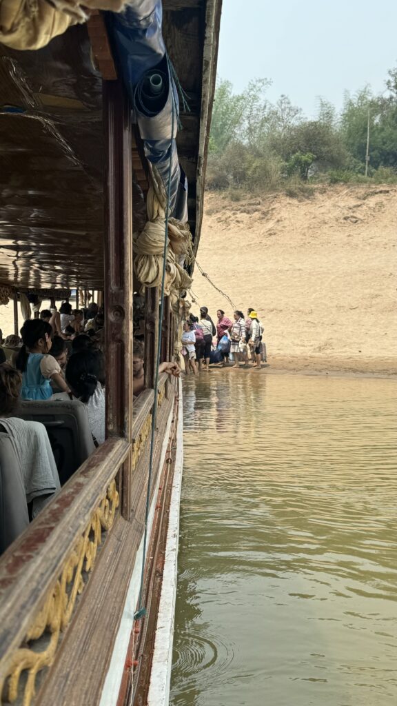 Slowboat Anlegestelle Menschen 3