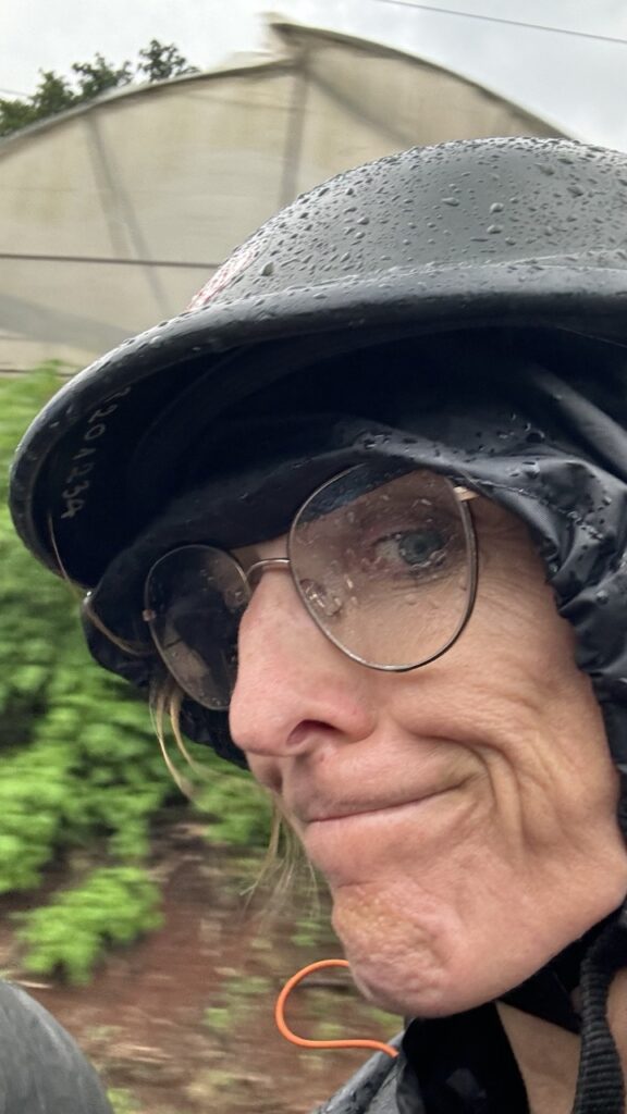 claudia am moped im regen