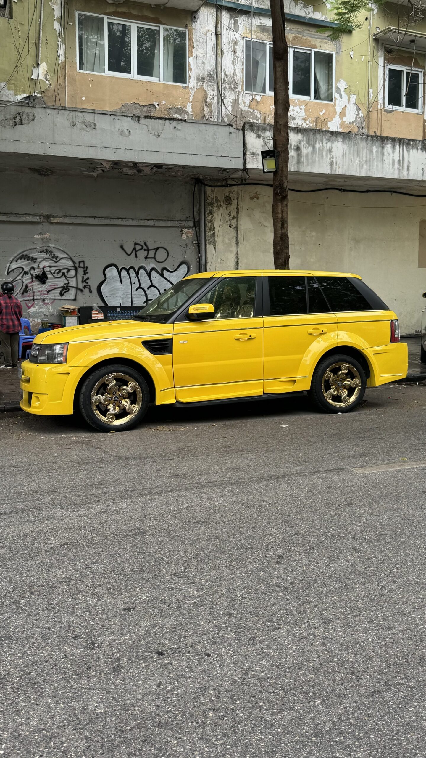 Range Rover mit Goldfelgen