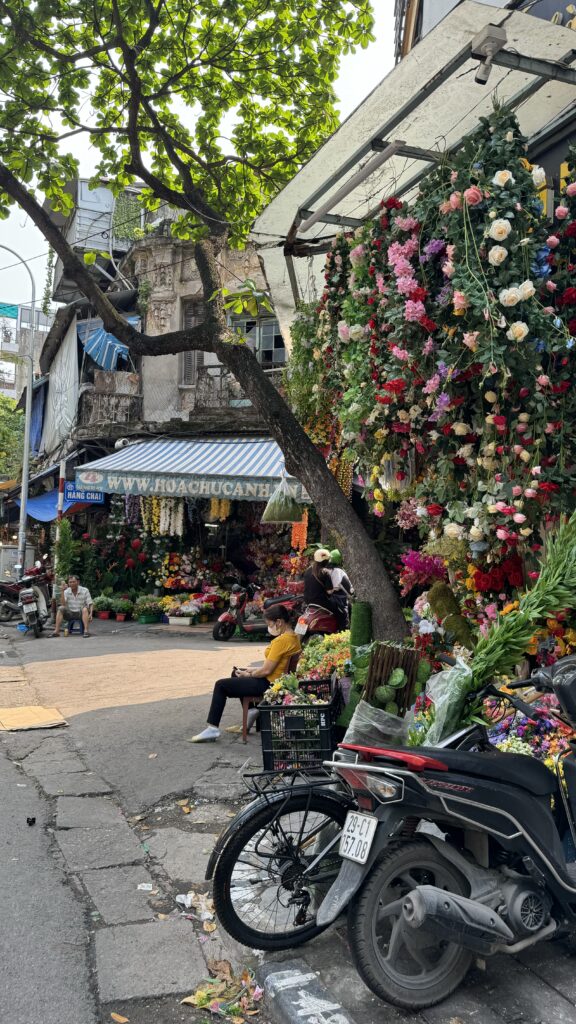 Blumengeschäft mit Baum