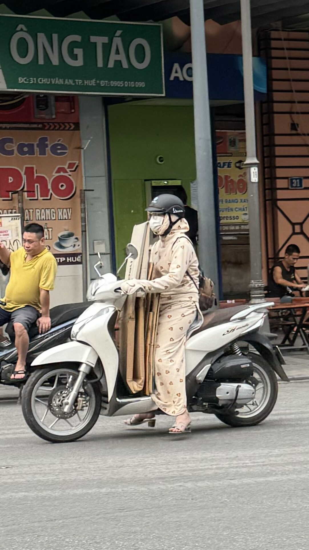 Frau in Moped Schutzkleidung 2