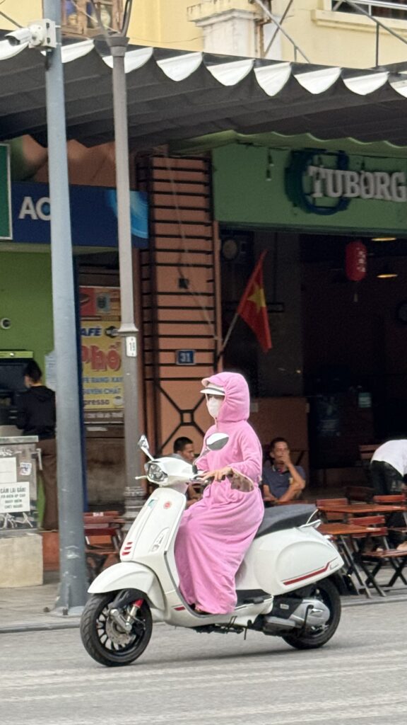 Frau in Moped Schutzkleidung