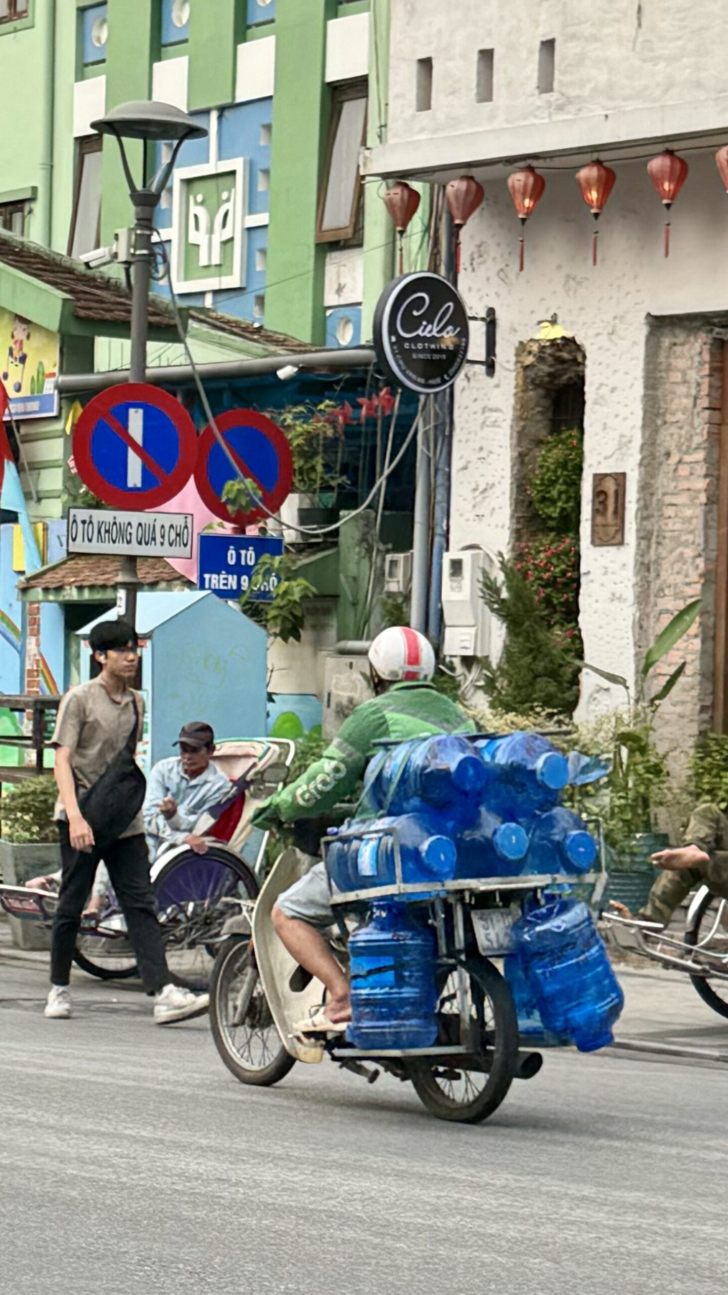 Moped mit Wassertanks