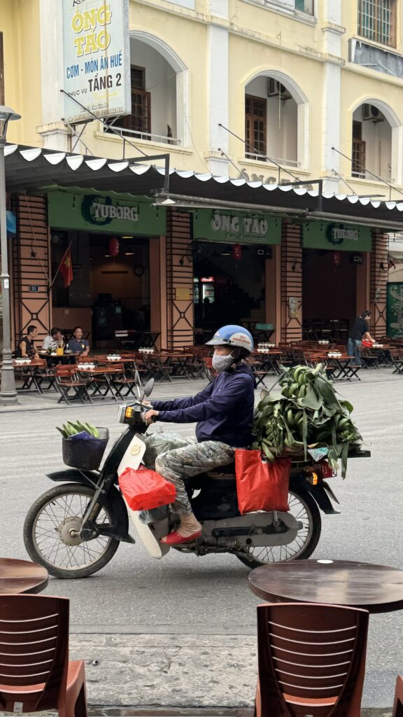 Moped mit Bananenlieferung