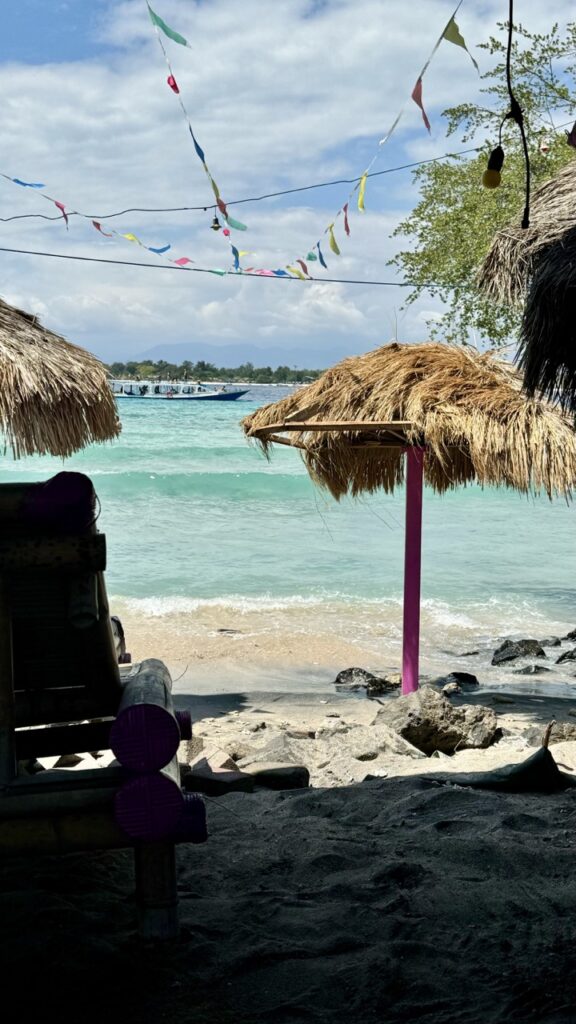 schnorchelboot vor strand