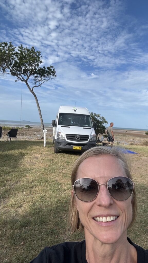 Claudia vor Camper am Meer