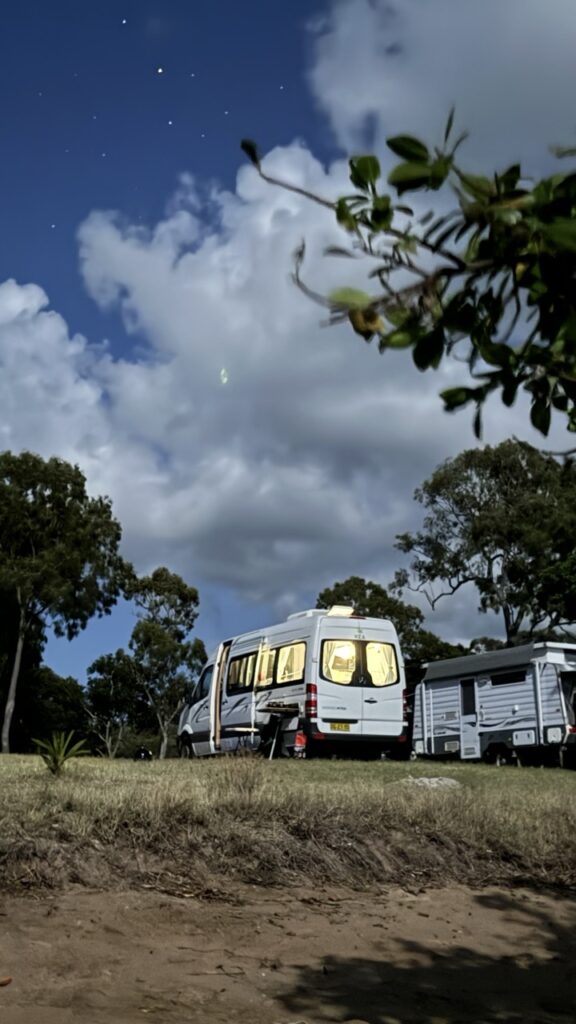 Camper bei Vollmond