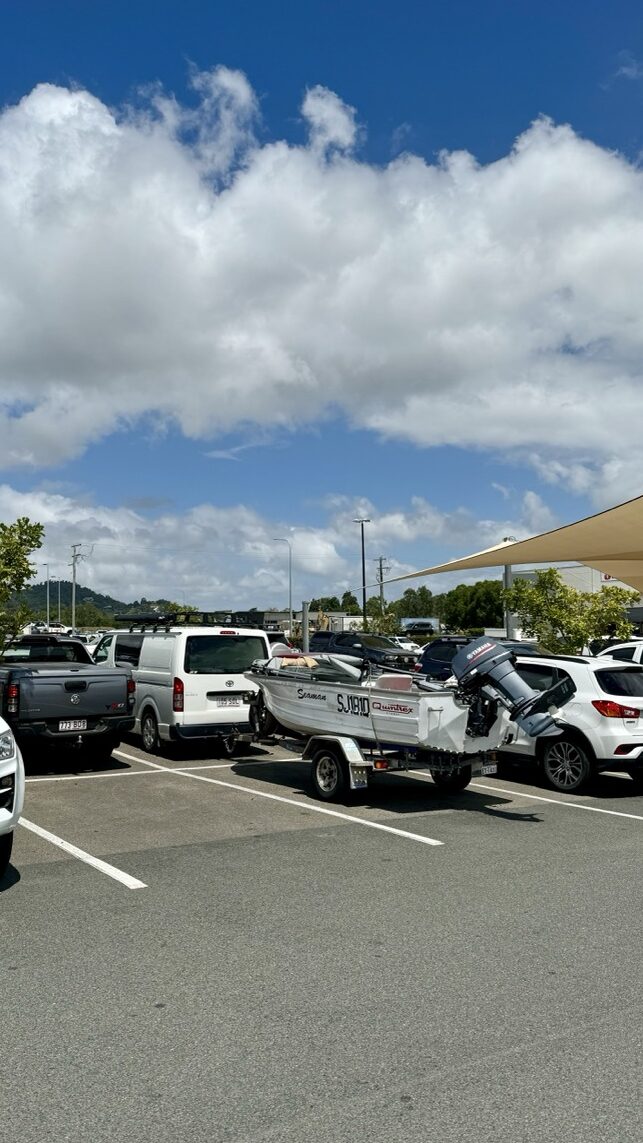 Van mit boot am parkplatz