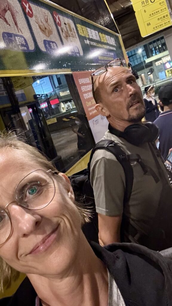 arno claudia bei bus in  hongkong