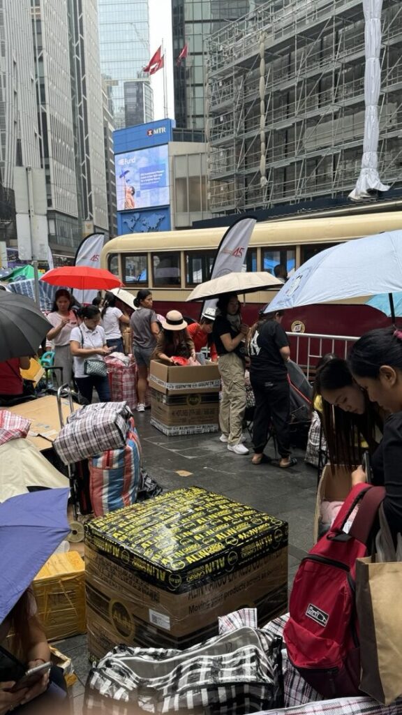 hausangestellte am sontag bei picknick auf der strasse mit freunden