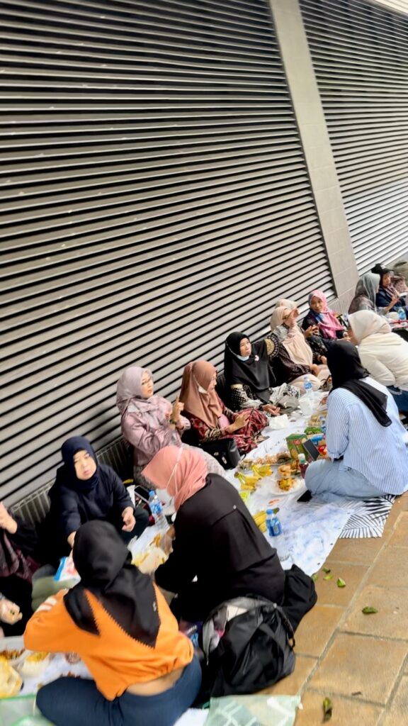 hausangestellte am sontag bei picknick auf der strasse mit freunden